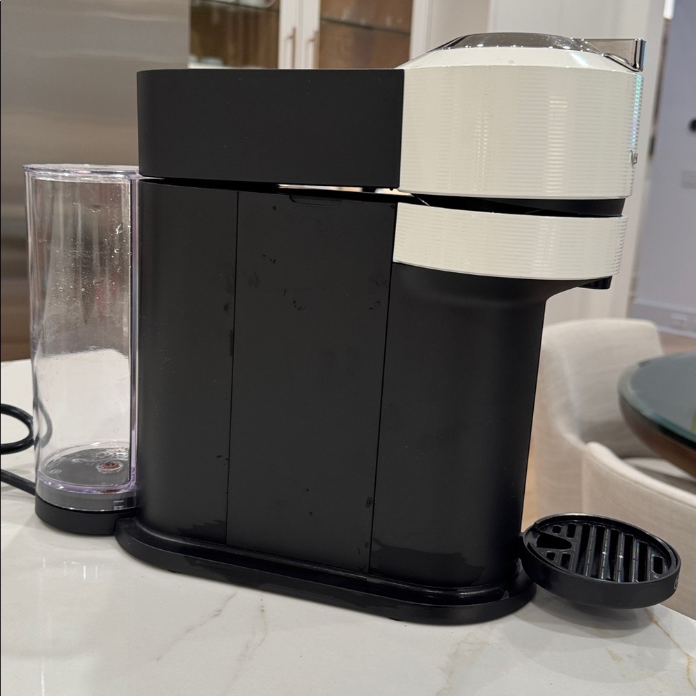 Nespresso by De'Longhi Vertuo Next Coffee and Espresso Machine - Picture 5 of 7